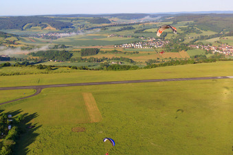 Terrain de parachutisme à l'aérodrome Höxter-Holzminden (EDVI) à le quartier Albaxen in Höxter dans le département Rhénanie du Nord-Westphalie, Allemagne depuis l'avion