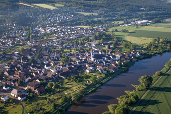 Vue aérienne de Les rives de la Weser à le quartier Lüchtringen in Höxter dans le département Rhénanie du Nord-Westphalie, Allemagne