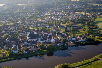 Vue aérienne de Les rives de la Weser à le quartier Lüchtringen in Höxter dans le département Rhénanie du Nord-Westphalie, Allemagne
