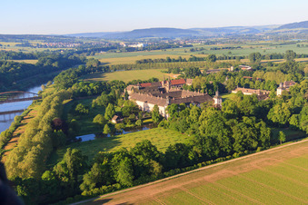 Vue aérienne de Château de Corvey, site classé au patrimoine mondial de l'UNESCO, sur les rives de la Weser avec Remter Garden State Garden Show Höxter à Höxter dans le département Rhénanie du Nord-Westphalie, Allemagne