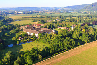 Vue aérienne de Château de Corvey, site classé au patrimoine mondial de l'UNESCO, sur les rives de la Weser avec Remter Garden State Garden Show Höxter à Höxter dans le département Rhénanie du Nord-Westphalie, Allemagne