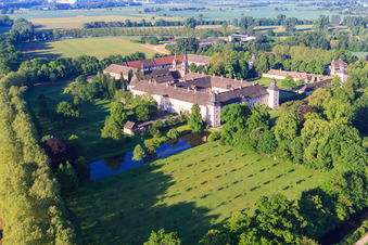 Photographie aérienne de Château de Corvey, site classé au patrimoine mondial de l'UNESCO, sur les rives de la Weser avec Remter Garden State Garden Show Höxter à Höxter dans le département Rhénanie du Nord-Westphalie, Allemagne