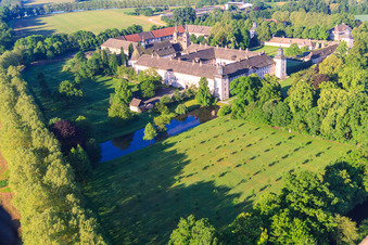 Vue oblique de Château de Corvey, site classé au patrimoine mondial de l'UNESCO, sur les rives de la Weser avec Remter Garden State Garden Show Höxter à Höxter dans le département Rhénanie du Nord-Westphalie, Allemagne