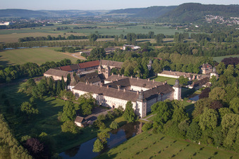 Vue aérienne de Le château de Corvey. Depuis 2014, Corvey est inscrit au patrimoine mondial de l'UNESCO. à Höxter dans le département Rhénanie du Nord-Westphalie, Allemagne