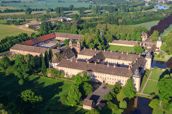 Château de Corvey, site classé au patrimoine mondial de l'UNESCO, sur les rives de la Weser avec Remter Garden State Garden Show Höxter à Höxter dans le département Rhénanie du Nord-Westphalie, Allemagne d'en haut