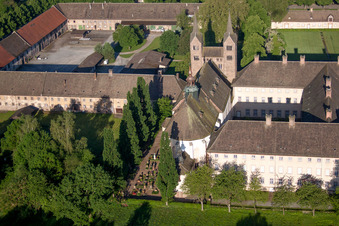 Photographie aérienne de Complexe architectural du château monastique de Corvey (patrimoine mondial de l'UNESCO) - NRW à Höxter dans le département Rhénanie du Nord-Westphalie, Allemagne