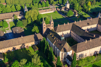 Château de Corvey, site classé au patrimoine mondial de l'UNESCO, sur les rives de la Weser avec Remter Garden State Garden Show Höxter à Höxter dans le département Rhénanie du Nord-Westphalie, Allemagne hors des airs
