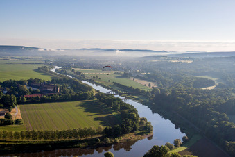Vue aérienne de Château/Monastère de Corvey (site du patrimoine mondial de l'UNESCO) sur la rivière - structure de pont sur la Weser à Höxter dans le département Rhénanie du Nord-Westphalie, Allemagne