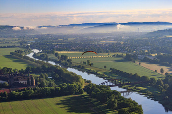 Vue aérienne de Château/Monastère de Corvey (site du patrimoine mondial de l'UNESCO) sur la rivière - structure de pont sur la Weser à Höxter dans le département Rhénanie du Nord-Westphalie, Allemagne