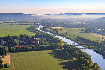 Photographie aérienne de Château/Monastère de Corvey (site du patrimoine mondial de l'UNESCO) sur la rivière - structure de pont sur la Weser à Höxter dans le département Rhénanie du Nord-Westphalie, Allemagne