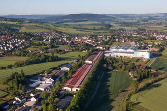 Vue aérienne de Complexe immobilier et centre logistique avec exposition de salles de bains et de carrelages dans les locaux de Hermann Bach GmbH & Co KG à Boffzen dans le département Basse-Saxe, Allemagne