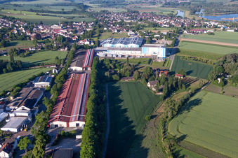 Vue aérienne de Complexe immobilier et centre logistique avec exposition de salles de bains et de carrelages dans les locaux de Hermann Bach GmbH & Co KG à Boffzen dans le département Basse-Saxe, Allemagne