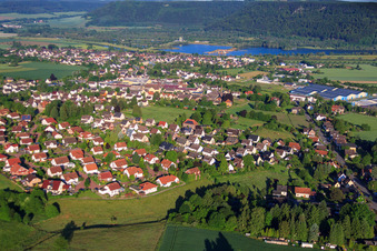 Vue aérienne de Vue de la ville depuis le nord-est à Boffzen dans le département Basse-Saxe, Allemagne