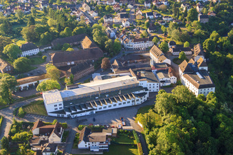 Vue aérienne de Manufacture de porcelaine de FürSTENBERG au MUSÉE DU CHÂTEAU DE FürSTENBERG à Fürstenberg dans le département Basse-Saxe, Allemagne