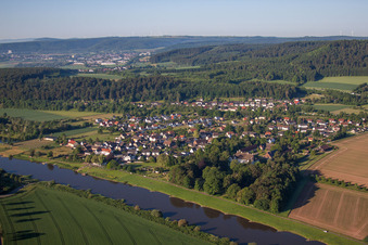 Vue aérienne de Zones riveraines de la Weser en Wehrden à le quartier Wehrden in Beverungen dans le département Rhénanie du Nord-Westphalie, Allemagne