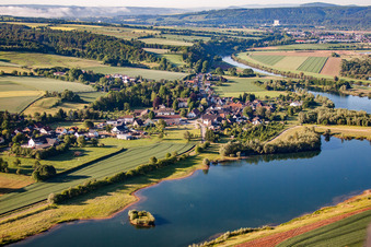 Vue aérienne de Du nord à le quartier Meinbrexen in Lauenförde dans le département Basse-Saxe, Allemagne