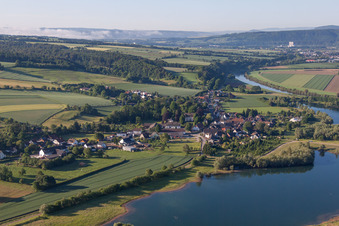 Vue aérienne de Les rives de la Weser à le quartier Meinbrexen in Lauenförde dans le département Basse-Saxe, Allemagne