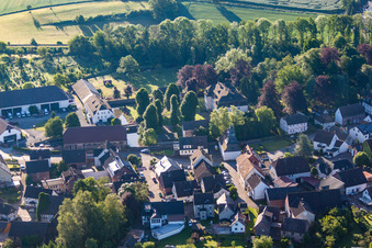 Vue aérienne de Douves du château à le quartier Meinbrexen in Lauenförde dans le département Basse-Saxe, Allemagne