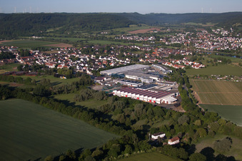Vue aérienne de Vue des rues et des maisons dans les quartiers résidentiels à Lauenförde dans le département Basse-Saxe, Allemagne