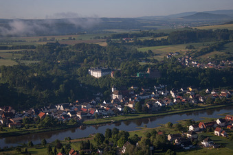 Vue aérienne de Les rives de la Weser - NRW à le quartier Herstelle in Beverungen dans le département Rhénanie du Nord-Westphalie, Allemagne