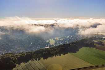 Vue aérienne de Nuages au-dessus de la vallée de la Weser à Bad Karlshafen dans le département Hesse, Allemagne