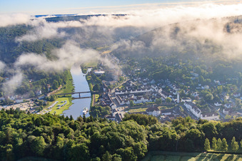 Vue aérienne de Vieille ville et pont Weser sous des nuages bas à Bad Karlshafen dans le département Hesse, Allemagne