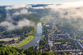 Vue aérienne de Vieille ville et pont Weser sous des nuages bas à Bad Karlshafen dans le département Hesse, Allemagne