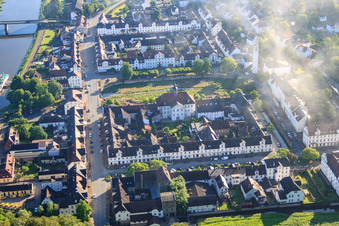 Vue aérienne de Hôtel de ville Bad Karlshafen à Hafenpl à Bad Karlshafen dans le département Hesse, Allemagne