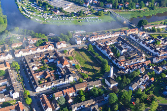 Vue aérienne de Port baroque avec écluse derrière l'église Saint-Étienne à Bad Karlshafen dans le département Hesse, Allemagne