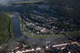 Vue aérienne de Camping pour caravanes et tentes - et emplacement pour tentes Weseroase / camping Bad Karlshafen sur la Weser dans le district de Karlshafen à Bad Karlshafen dans le département Hesse, Allemagne