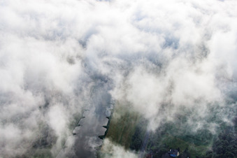 Vue aérienne de Nuages au-dessus de la vallée de la Weser à Bad Karlshafen dans le département Hesse, Allemagne