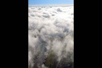 Photographie aérienne de Nuages au-dessus de la vallée de la Weser à Bad Karlshafen dans le département Hesse, Allemagne