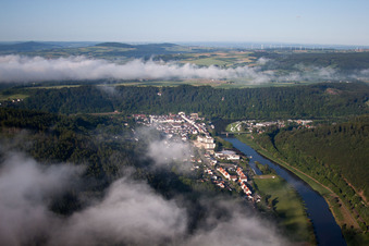 Vue aérienne de Les rives de la Weser dans le district de Karlshafen à Bad Karlshafen dans le département Hesse, Allemagne