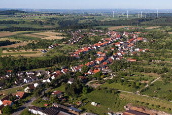 Vue aérienne de Vue sur le village à le quartier Langenthal in Trendelburg dans le département Hesse, Allemagne