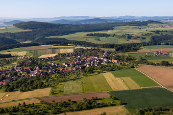 Vue aérienne de Vue sur le village à le quartier Langenthal in Trendelburg dans le département Hesse, Allemagne