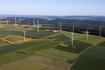 Vue oblique de Parc éolien Haarbrück-Wortberg à le quartier Haarbrück in Beverungen dans le département Rhénanie du Nord-Westphalie, Allemagne