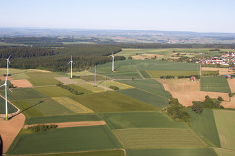 Parc éolien Haarbrück-Wortberg à le quartier Haarbrück in Beverungen dans le département Rhénanie du Nord-Westphalie, Allemagne hors des airs