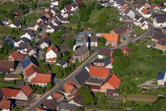 Vue aérienne de Église Saint-Barthélemy à le quartier Haarbrück in Beverungen dans le département Rhénanie du Nord-Westphalie, Allemagne