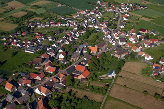 Vue aérienne de Vue sur le village à le quartier Haarbrück in Beverungen dans le département Rhénanie du Nord-Westphalie, Allemagne