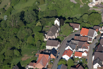 Vue aérienne de Saint-Jacques à le quartier Jakobsberg in Beverungen dans le département Rhénanie du Nord-Westphalie, Allemagne