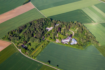 Centre de formation du parc industriel métallurgique WBS à Beverungen dans le département Rhénanie du Nord-Westphalie, Allemagne depuis l'avion