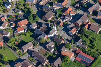 Vue aérienne de Église du village au centre à le quartier Drenke in Beverungen dans le département Rhénanie du Nord-Westphalie, Allemagne