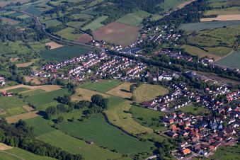 Vue aérienne de Vue sur le village à le quartier Ottbergen in Höxter dans le département Rhénanie du Nord-Westphalie, Allemagne