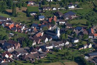 Vue aérienne de Église Sainte-Marie-Salomé en Ovenhausen à le quartier Ovenhausen in Höxter dans le département Rhénanie du Nord-Westphalie, Allemagne