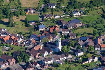 Vue aérienne de Église Sainte-Marie-Salomé à le quartier Ovenhausen in Höxter dans le département Rhénanie du Nord-Westphalie, Allemagne