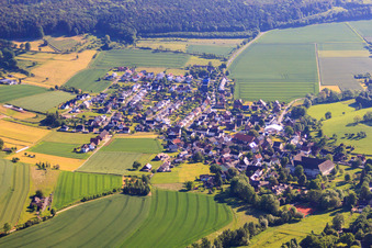 Vue aérienne de Vue du village depuis le sud-ouest avec le monastère copte orthodoxe de la Sainte Vierge Marie et de Saint Maurice à le quartier Brenkhausen in Höxter dans le département Rhénanie du Nord-Westphalie, Allemagne