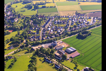 Vue aérienne de Vue du village depuis le sud-ouest à le quartier Brenkhausen in Höxter dans le département Rhénanie du Nord-Westphalie, Allemagne