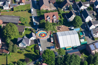 Vue aérienne de Les participants du festival Kirchweih sur le terrain de concert de l'événement à le quartier Brenkhausen in Höxter dans le département Rhénanie du Nord-Westphalie, Allemagne