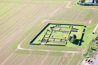 Vue aérienne de Murs de fondation de l'ancien monastère de Corvey à Höxter dans le département Rhénanie du Nord-Westphalie, Allemagne