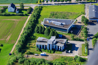 Vue aérienne de Zone commerciale Konrad-Zuse-Straße avec MR SYSTEME GmbH et OZet Tuning à Höxter dans le département Rhénanie du Nord-Westphalie, Allemagne